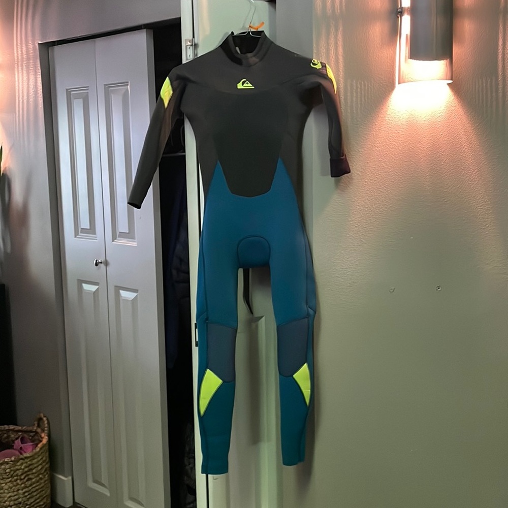 Quicksilver Youth Wetsuit size 14 Boy 4/3